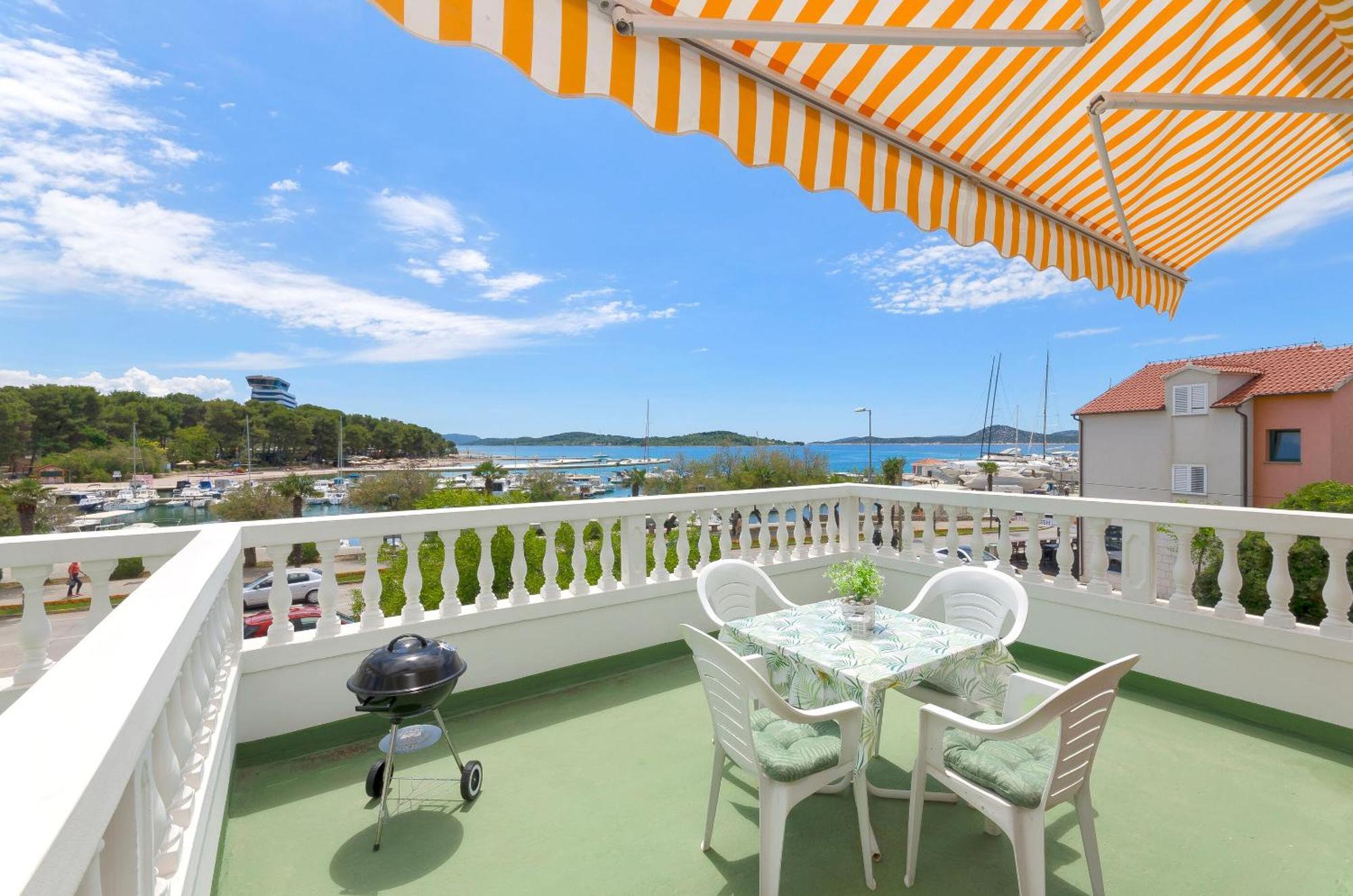 Apartment And Rooms Artina Vodice Buitenkant foto