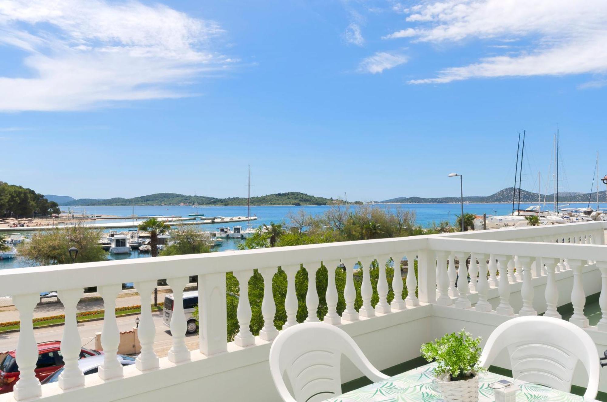 Apartment And Rooms Artina Vodice Buitenkant foto