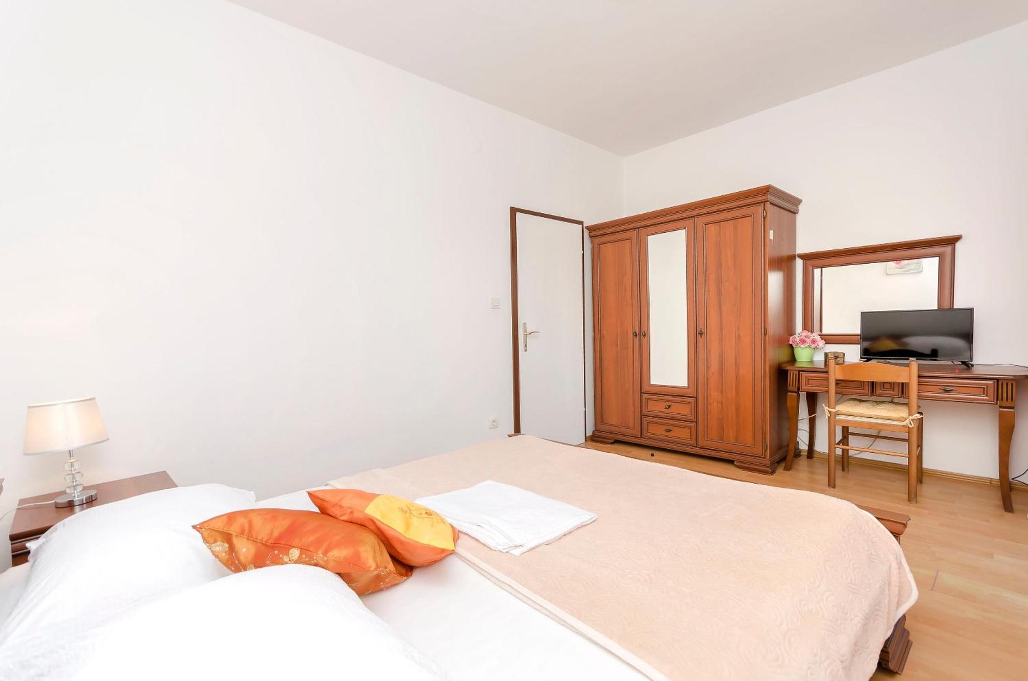 Apartment And Rooms Artina Vodice Buitenkant foto