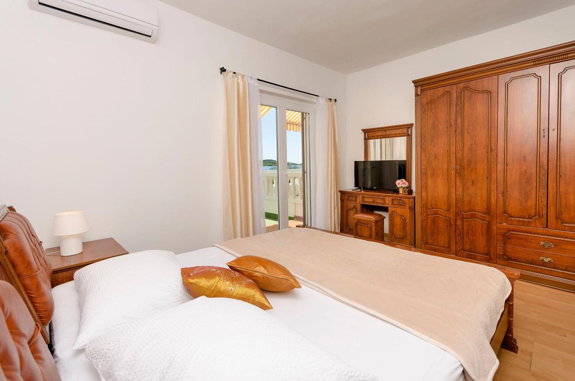 Apartment And Rooms Artina Vodice Buitenkant foto