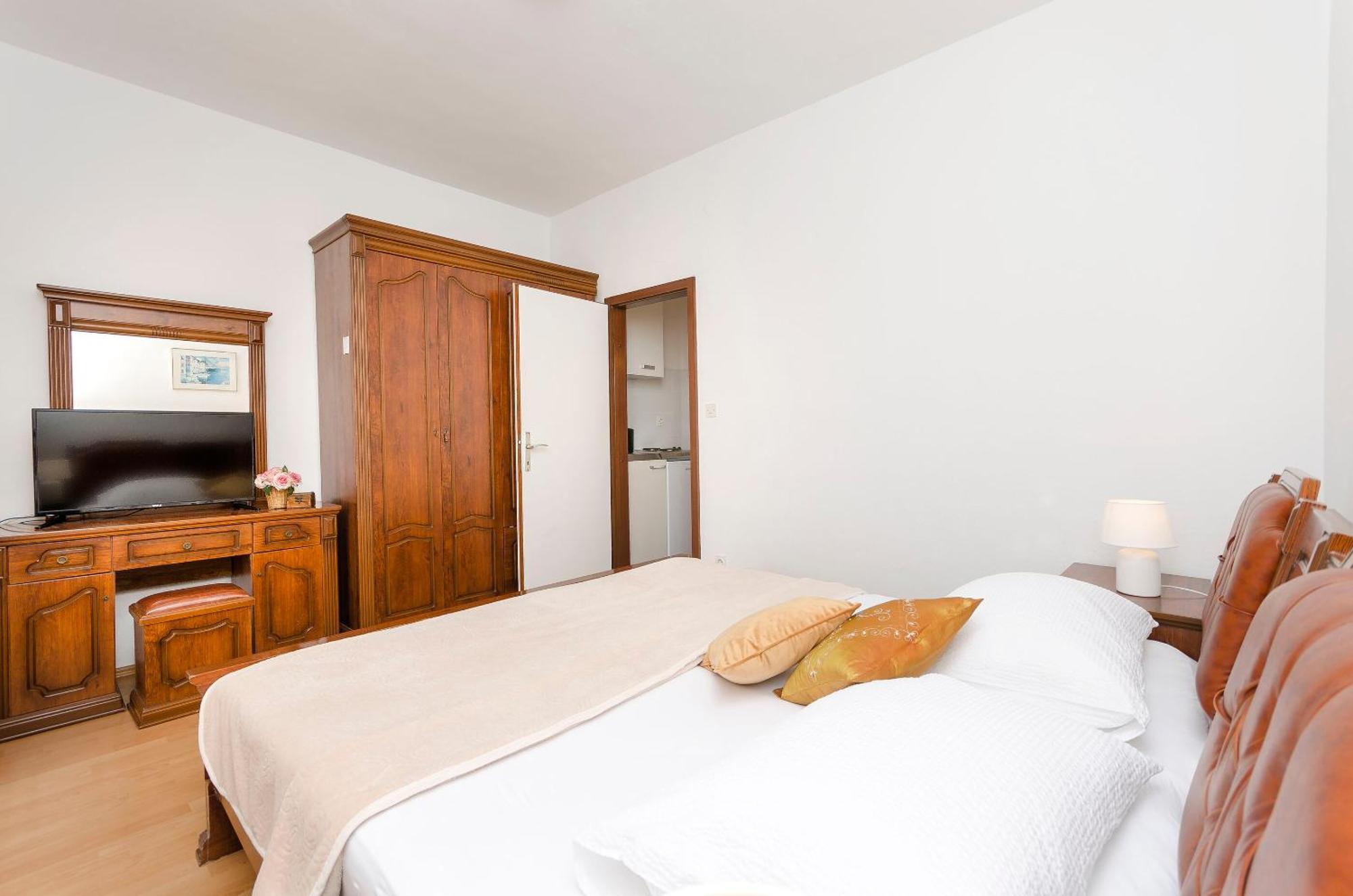 Apartment And Rooms Artina Vodice Buitenkant foto