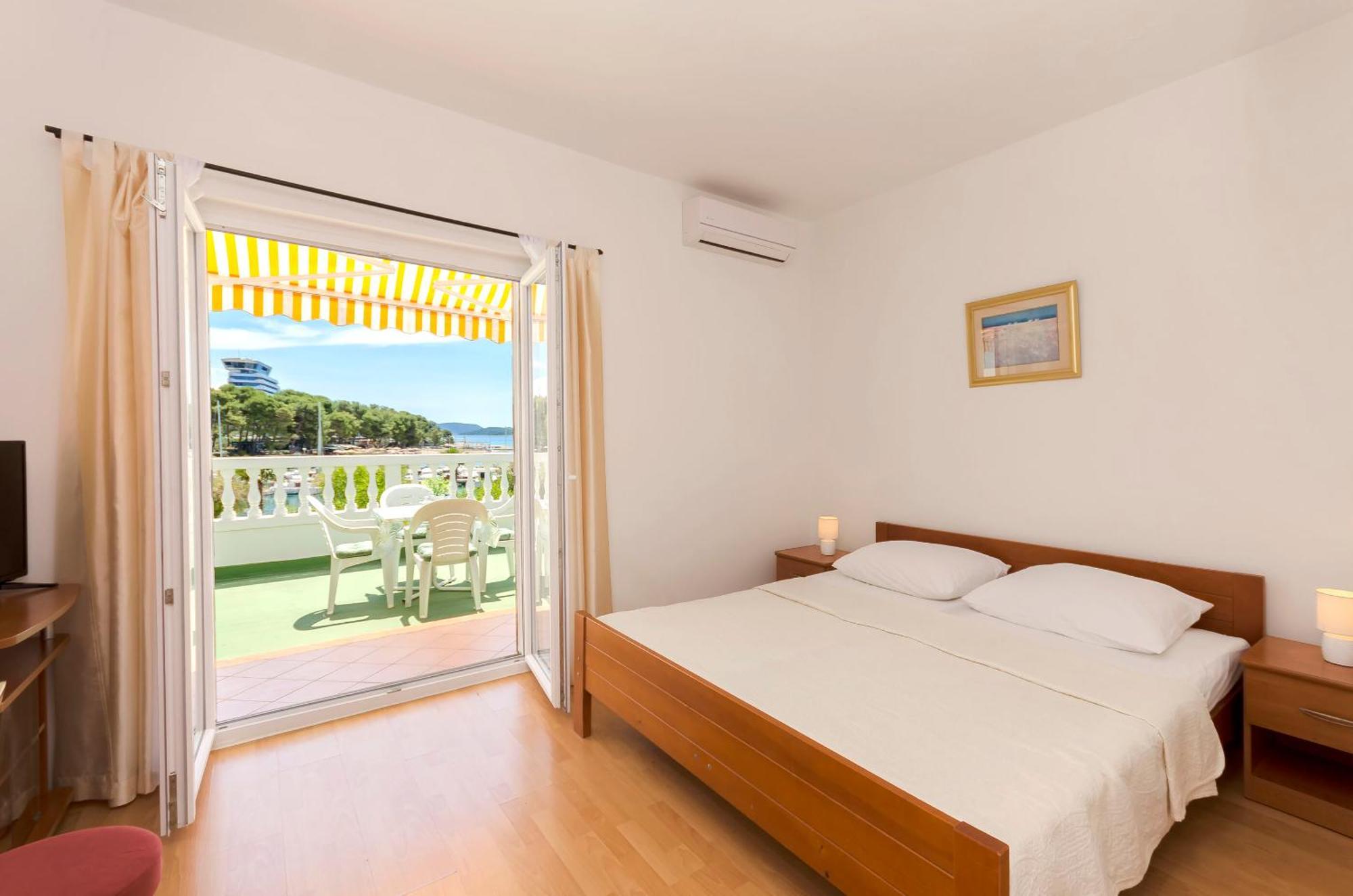Apartment And Rooms Artina Vodice Buitenkant foto